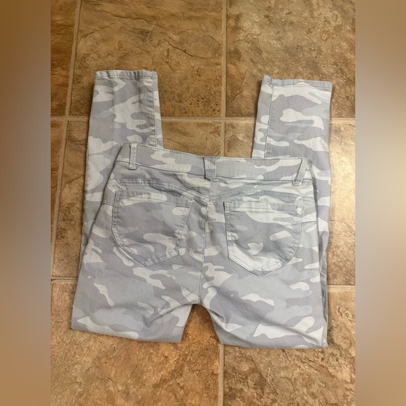Democracy Light Gray Camouflage Democracy “Ab”solution Gray Skinnies Size 4 - Picture 3 of 5